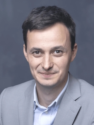 Dr.  Maxence Valentin