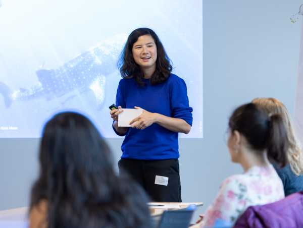 Enlarged view: Lea im Obersteg presenting